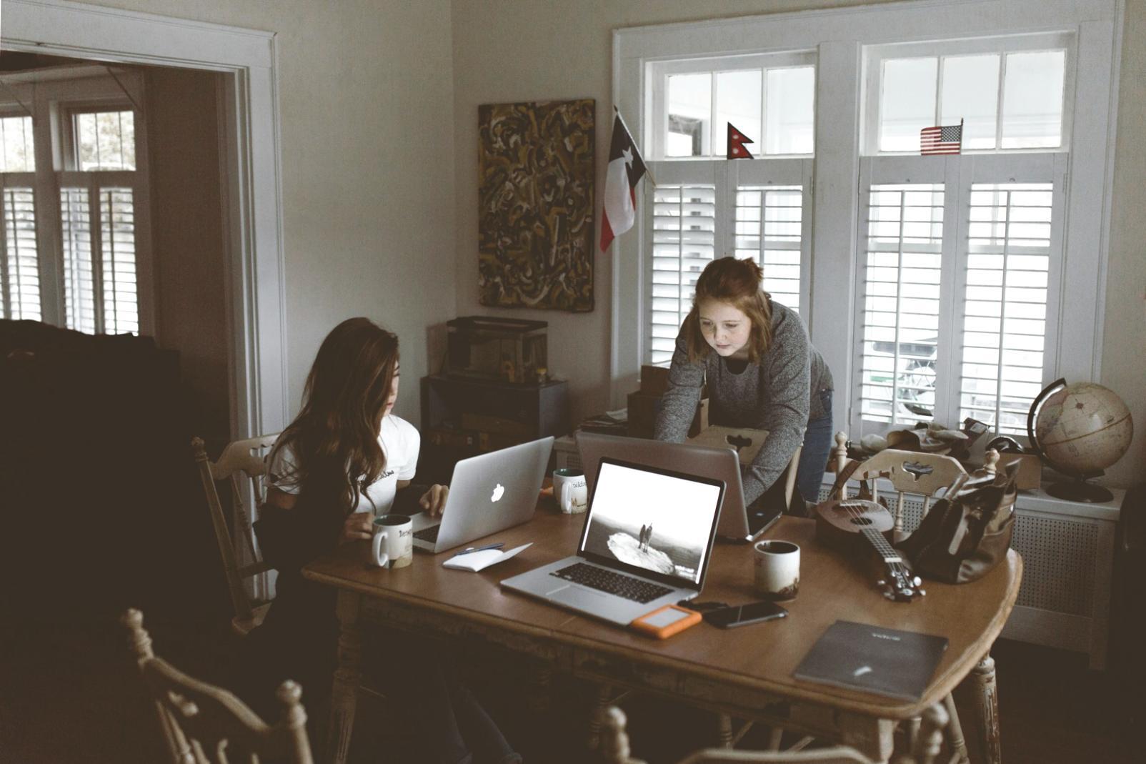 Internationale Studierende arbeiten gemeinsam an Linkaufbau-Strategien