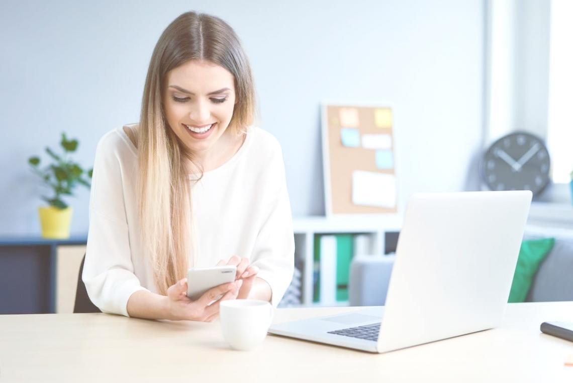 Arbeitsumgebung mit Fokus auf digitale Bildung